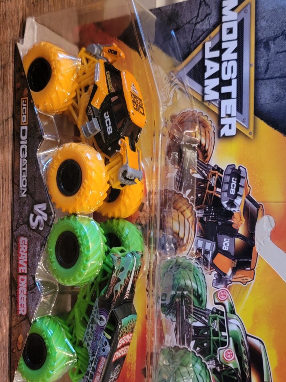 Monster Jam Series 36 JCB DIGatron vs. Grave Digger 1:64 Scale Die-Cast 2-Pack